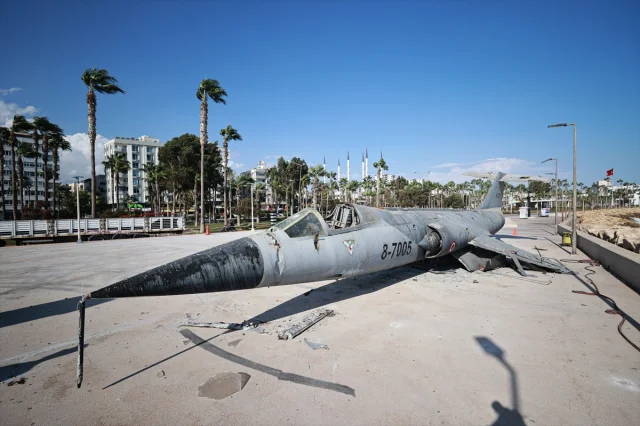 Mersin Sahilinin 28 Yıllık Simgesi Uçak Neden Söküldü