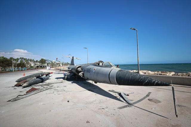 Mersin Sahilinin 28 Yıllık Simgesi Uçak Neden Söküldü