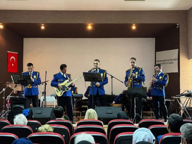 Polis Bandosu İstanbul'da Huzurevinde Coşku Dolu Anlar Yaşat...