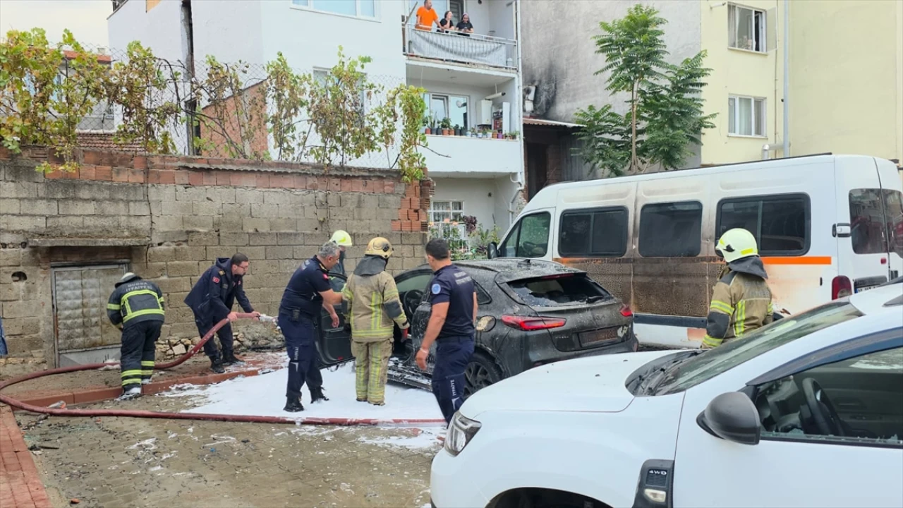 Bursa'da Otoparkta Çıkan Yangın Merak Uyandırdı: 3 Araç Kullanılamaz Hale Geldi