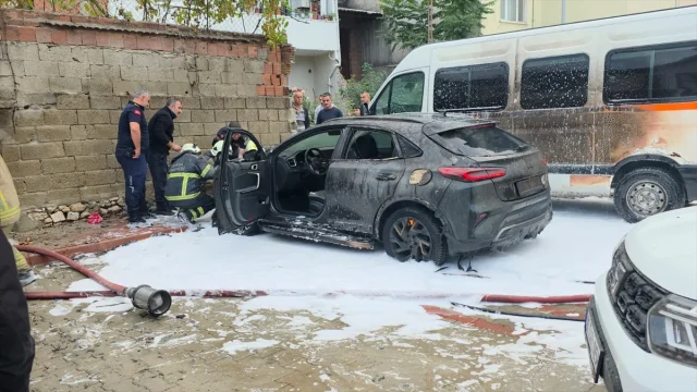 Bursa'da Otoparkta Çıkan Yangın Merak Uyandırdı: 3 Araç Kullanılamaz Hale Geldi