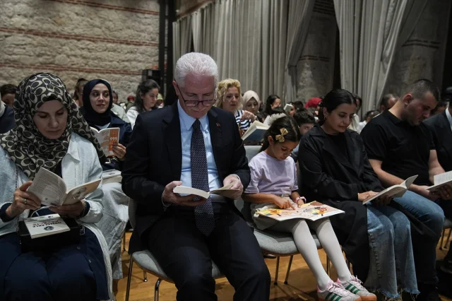 Rami Kütüphanesi'nde Büyüleyici Okuma Etkinliği: Kitaplarla Dolu Bir Akşam