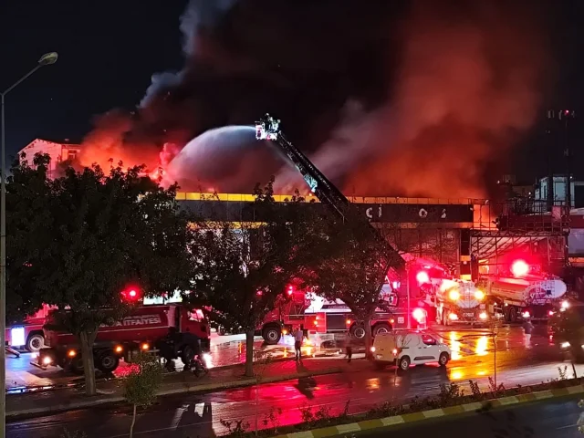 Şanlıurfa'da Plastik Malzeme Satışı Yapan İş Yerinde Korkuta...