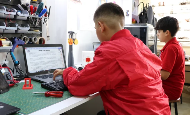 Gaziantep'te Öğrenciler Elektrik Üreten Proje ile Geleceği Aydınlatıyor