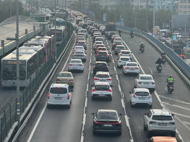İstanbul'un Trafiğinde Sıkışanlar İçin Hayatta Kalma Rehberi