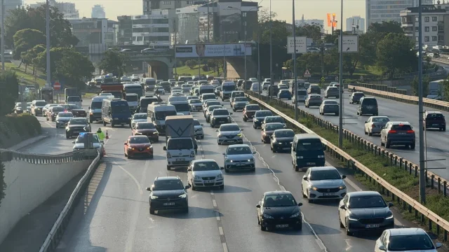 İstanbul'un Trafiğinde Sıkışanlar İçin Hayatta Kalma Rehberi
