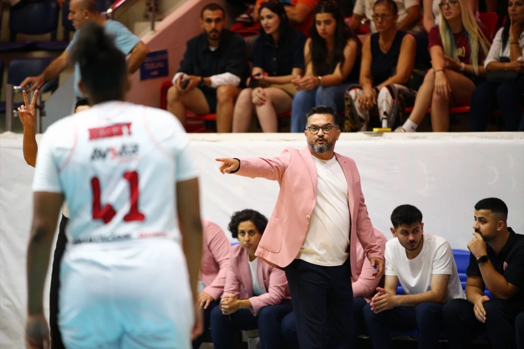 Adana Nova Basketbol Meme Kanseri İçin Pembe Ceketle Sahaya Çıkıyor