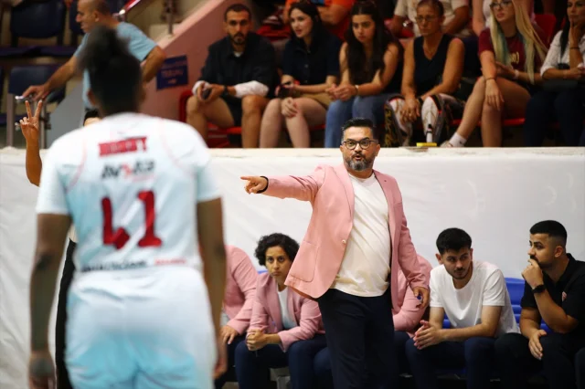 Adana Nova Basketbol Meme Kanseri İçin Pembe Ceketle Sahaya...
