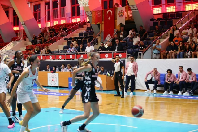 Adana Nova Basketbol Meme Kanseri İçin Pembe Ceketle Sahaya Çıkıyor