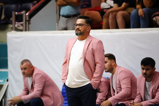 Adana Nova Basketbol Meme Kanseri İçin Pembe Ceketle Sahaya Çıkıyor
