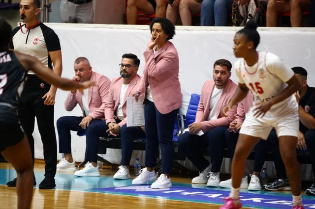 Adana Nova Basketbol Meme Kanseri İçin Pembe Ceketle Sahaya Çıkıyor