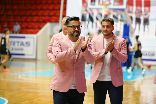 Adana Nova Basketbol Meme Kanseri İçin Pembe Ceketle Sahaya Çıkıyor