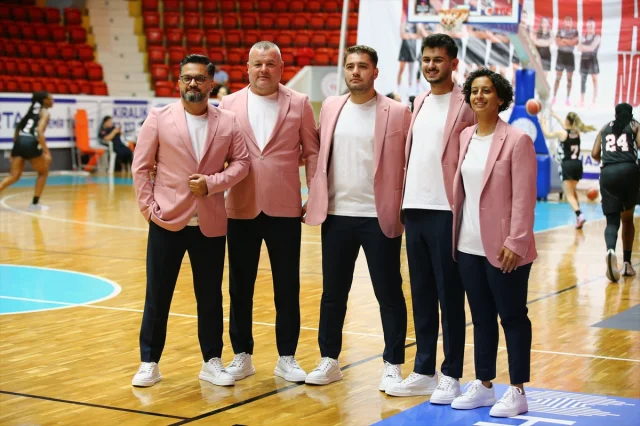 Adana Nova Basketbol Meme Kanseri İçin Pembe Ceketle Sahaya Çıkıyor