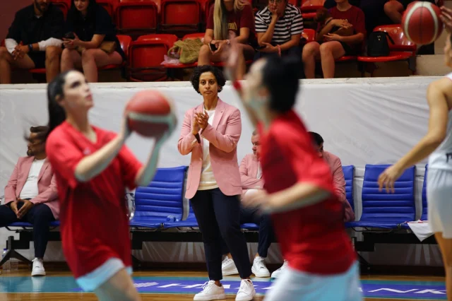 Adana Nova Basketbol Meme Kanseri İçin Pembe Ceketle Sahaya Çıkıyor