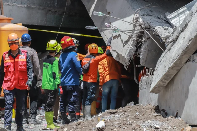 Endonezya'da Çöken Okul Binası İçin Yarış Zamanı: Arama Kurtarma Çalışmaları Yükseliyor