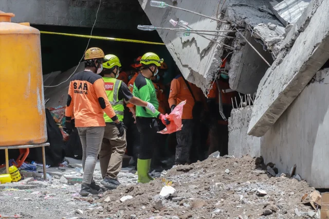 Endonezya'da Çöken Okul Binası İçin Yarış Zamanı: Arama Kurtarma Çalışmaları Yükseliyor