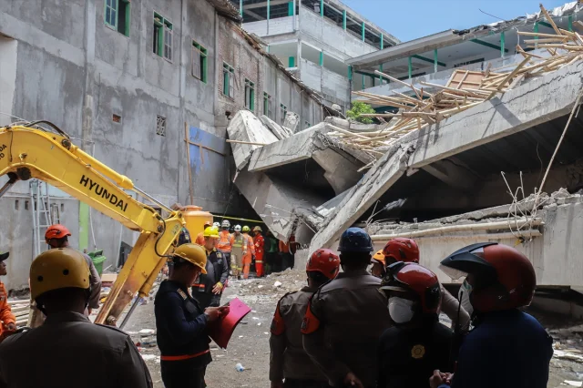 Endonezya'da Çöken Okul Binası İçin Yarış Zamanı: Arama Kurtarma Çalışmaları Yükseliyor