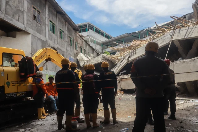 Endonezya'da Çöken Okul Binası İçin Yarış Zamanı: Arama Kurtarma Çalışmaları Yükseliyor