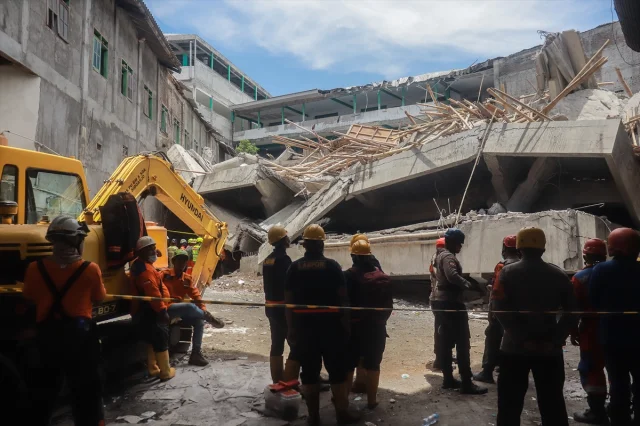 Endonezya'da Çöken Okul Binası İçin Yarış Zamanı: Arama Kurtarma Çalışmaları Yükseliyor