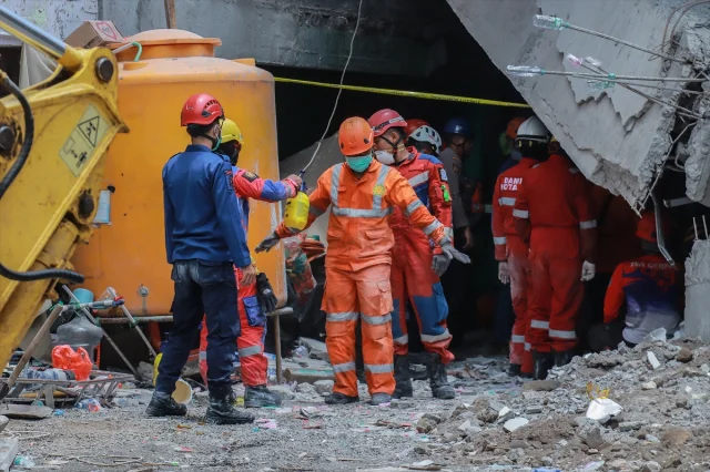 Endonezya'da Çöken Okul Binası İçin Yarış Zamanı: Arama Kurtarma Çalışmaları Yükseliyor