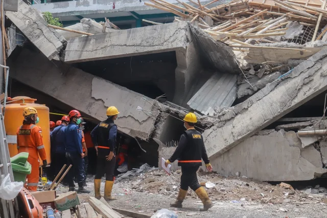Endonezya'da Çöken Okul Binası İçin Yarış Zamanı: Arama Kurtarma Çalışmaları Yükseliyor