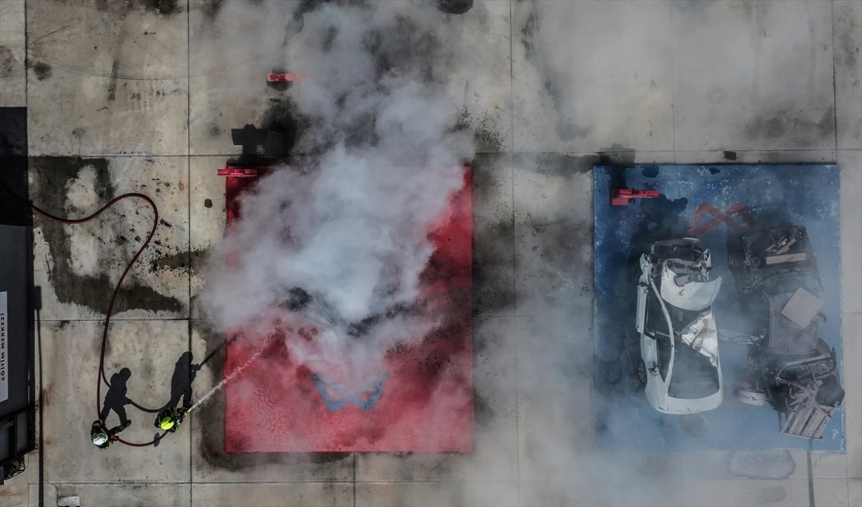 Mersin'de Kadın İtfaiyeciler Zorlu Eğitimlerle Olası Afetlere Hazırlanıyor