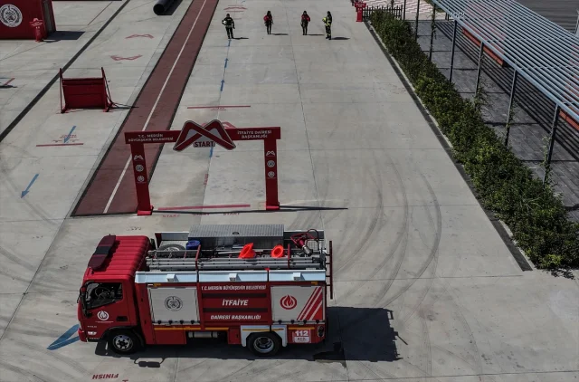 Mersin'de Kadın İtfaiyeciler Zorlu Eğitimlerle Olası Afetlere Hazırlanıyor