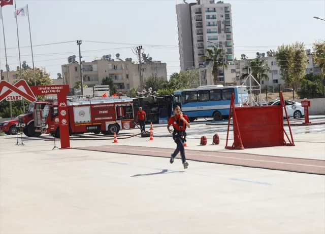 Mersin'de Kadın İtfaiyeciler Zorlu Eğitimlerle Olası Afetlere Hazırlanıyor