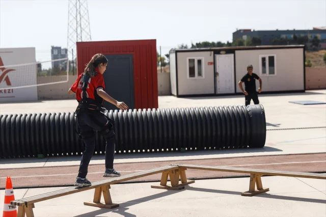 Mersin'de Kadın İtfaiyeciler Zorlu Eğitimlerle Olası Afetlere Hazırlanıyor