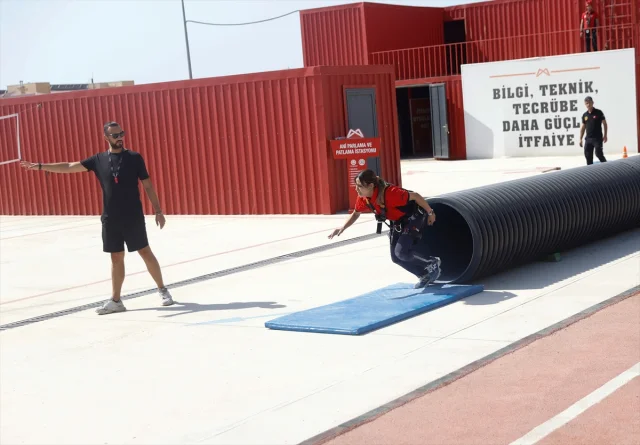 Mersin'de Kadın İtfaiyeciler Zorlu Eğitimlerle Olası Afetlere Hazırlanıyor
