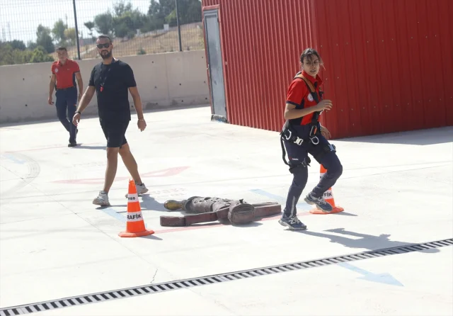Mersin'de Kadın İtfaiyeciler Zorlu Eğitimlerle Olası Afetlere Hazırlanıyor