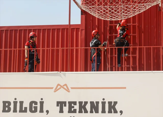Mersin'de Kadın İtfaiyeciler Zorlu Eğitimlerle Olası Afetlere Hazırlanıyor