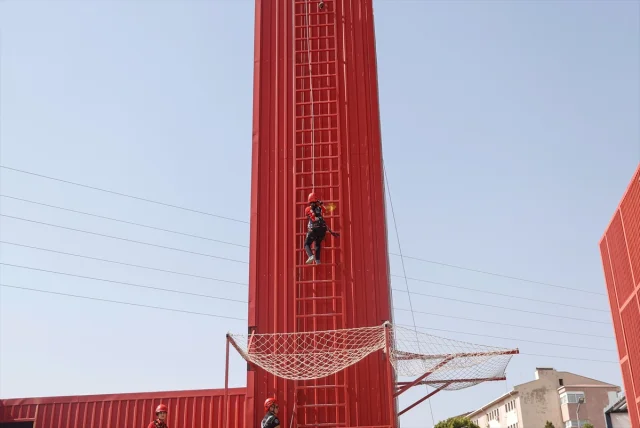 Mersin'de Kadın İtfaiyeciler Zorlu Eğitimlerle Olası Afetlere Hazırlanıyor