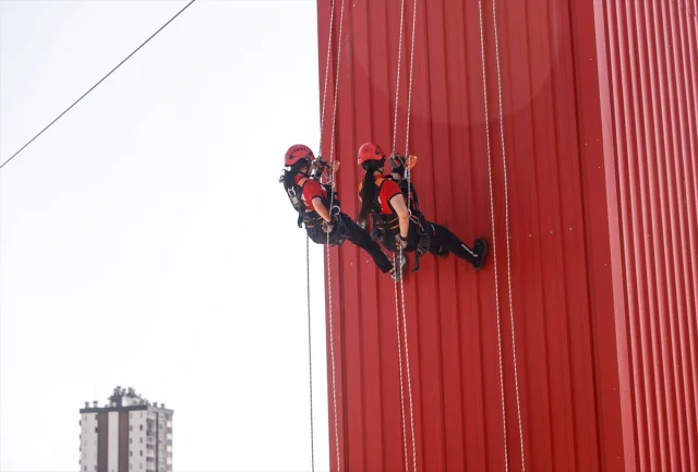 Mersin'de Kadın İtfaiyeciler Zorlu Eğitimlerle Olası Afetlere Hazırlanıyor