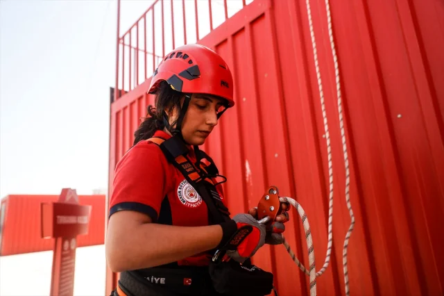 Mersin'de Kadın İtfaiyeciler Zorlu Eğitimlerle Olası Afetlere Hazırlanıyor