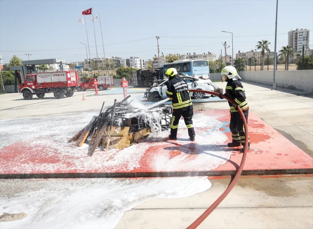 Mersin'de Kadın İtfaiyeciler Zorlu Eğitimlerle Olası Afetlere Hazırlanıyor