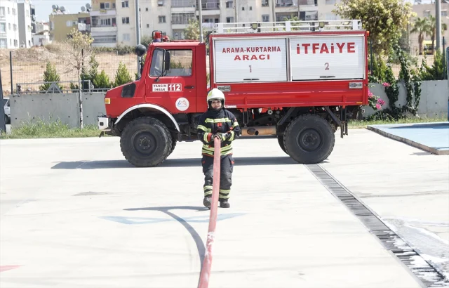 Mersin'de Kadın İtfaiyeciler Zorlu Eğitimlerle Olası Afetlere Hazırlanıyor