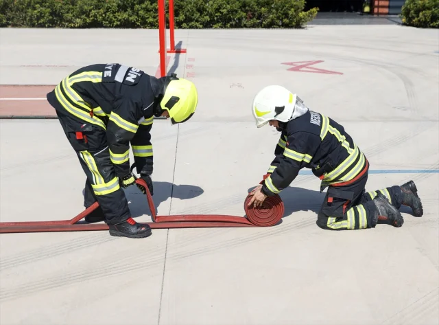 Mersin'de Kadın İtfaiyeciler Zorlu Eğitimlerle Olası Afetlere Hazırlanıyor