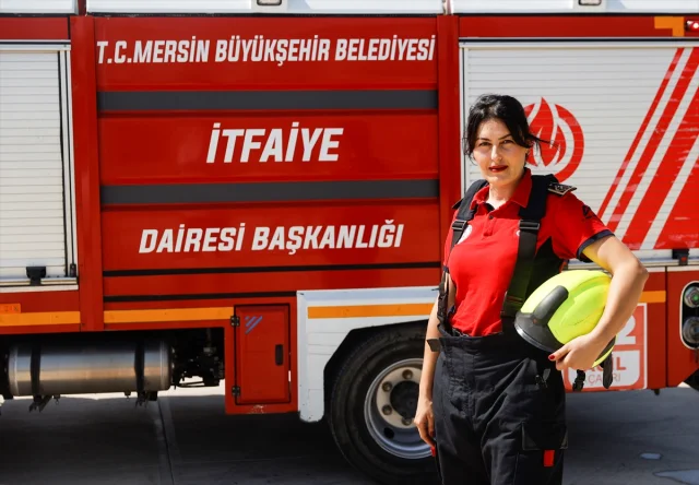 Mersin'de Kadın İtfaiyeciler Zorlu Eğitimlerle Olası Afetlere Hazırlanıyor