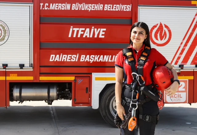 Mersin'de Kadın İtfaiyeciler Zorlu Eğitimlerle Olası Afetlere Hazırlanıyor