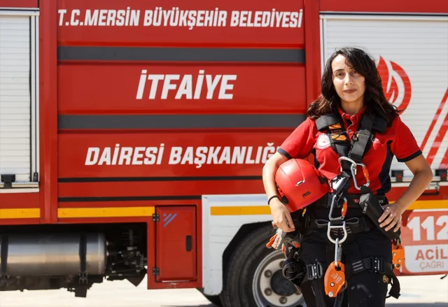 Mersin'de Kadın İtfaiyeciler Zorlu Eğitimlerle Olası Afetlere Hazırlanıyor