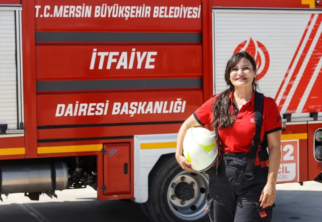 Mersin'de Kadın İtfaiyeciler Zorlu Eğitimlerle Olası Afetlere Hazırlanıyor