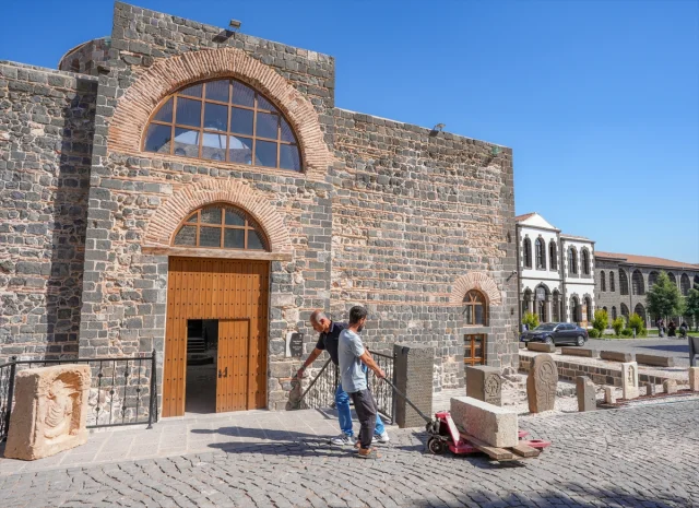 Diyarbakır'da Gizemli Mezar Kapağı Tarihe Işık Tutacak