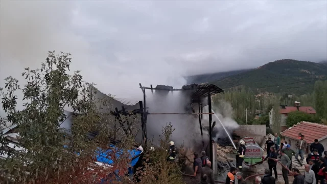 Konya'da Samanlık Yangını Dramatik ânlar Yarattı