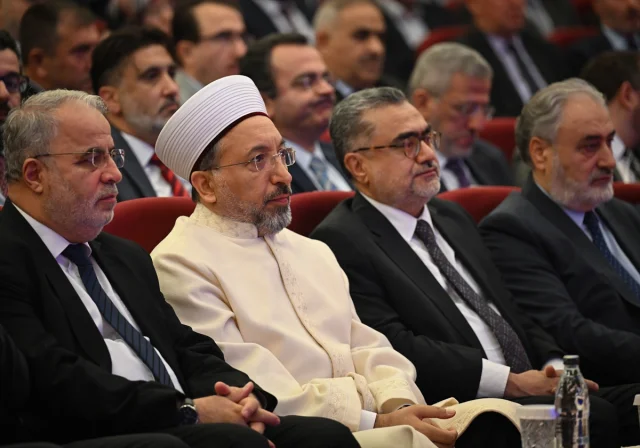Diyanet İşleri Başkanı'nın Vurgusu: Camilerin Tarihi Rolü Ne Anlama Geliyor?