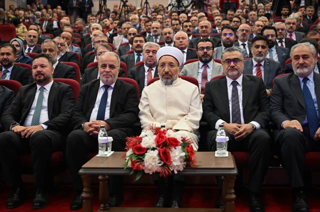 Diyanet İşleri Başkanı'nın Vurgusu: Camilerin Tarihi Rolü Ne Anlama Geliyor?