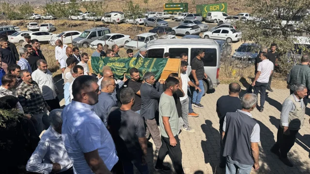 Diyarbakır'da Kuyuda Hayatını Kaybeden Kuzenler Yan Yana Uğurlandı