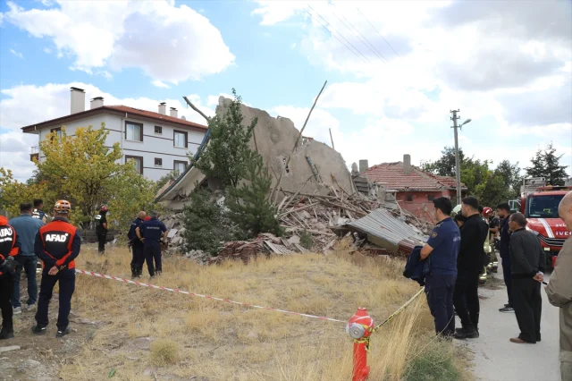 Ankara'da Deprem Riski Taşıyan Bina Çöktü: Yeni Çalışmalar Başlatıldı