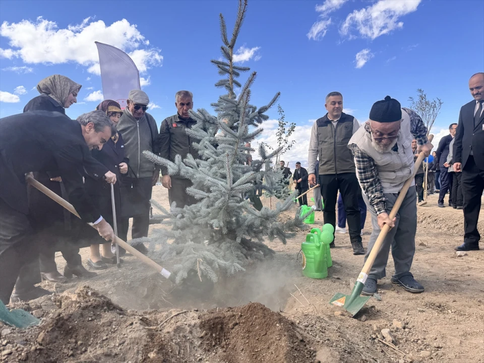 Erzurum'da Sağlık Çalışanları ve Yaşlılardan Anlamlı Fidan Dikimi