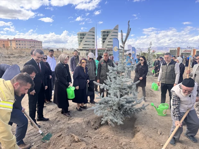 Erzurum'da Sağlık Çalışanları ve Yaşlılardan Anlamlı Fidan Dikimi